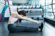 Toe touches are an easy hamstring exercise. (Image via Freepik/jcomp)